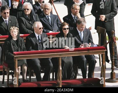 Il presidente tedesco Horst Koehler, a destra, e sua moglie Eva ascoltano la Messa rata di Papa Benedetto XVI in piazza San Pietro in Vaticano, domenica 24 aprile 2005. Foto di Laurent Zabulon/ABACA. Foto Stock