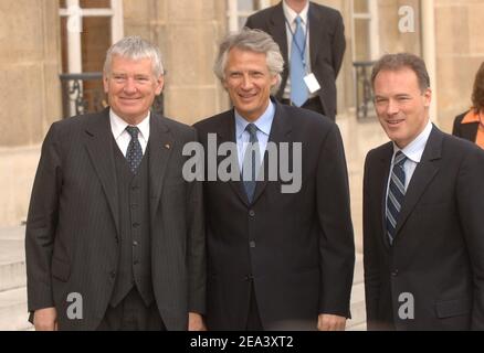 Il ministro degli interni francese Dominique de Villepin (c) e il suo omologo tedesco otto Schilly (L) e Renaud Dutreil arrivano al Palazzo Elysee a Parigi martedì 26 aprile 2005, Prima di una riunione congiunta dei gabinetti francese e tedesco per discutere della cooperazione economica e della costituzione dell'Unione europea, in quanto i sondaggi dimostrano che i francesi potrebbero respingere il trattato. Foto di Giancarlo Gorassini/ABACA. Foto Stock