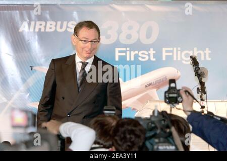 Il presidente e CEO di Airbus Noel Forgeard tiene una conferenza stampa dopo che l'Airbus A380, il più grande aereo di linea nella storia dell'aviazione, ha decollato per il suo primo volo dall'aeroporto di Tolosa-Blagnac, vicino a Tolosa, nella Francia sud-occidentale, il 27 aprile 2005. Foto di Patrick Bernard/ABACA. Foto Stock