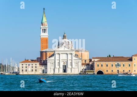 Chiesa di San Giorgio maggiore vista attraverso la laguna veneta, Venezia, Italia Foto Stock