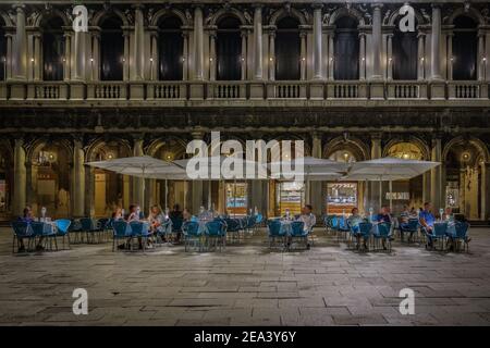 Venezia, 12 settembre 2020 – esterno del caffè Aurora di notte in Piazza San Marco Foto Stock