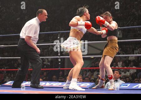 Il campione in carica Myriam Lamare di Francia (L) ed Elena Tverkholev di Ucraina durante la loro lotta per il titolo mondiale WBA a peso leggero al Palais des Sports di Marsiglia, Francia meridionale, il 29 aprile 2005. Foto di Gerald Holubowicz/ABACA. Foto Stock