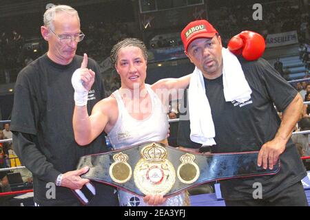 Campione in carica Myriam Lamare di Francia prima del suo titolo mondiale di peso leggero WBA lotta contro Elena Tverkholev di Ucraina al Palais des Sports di Marsiglia, Francia meridionale, il 29 aprile 2005. Foto di Gerald Holubowicz/ABACA. Foto Stock