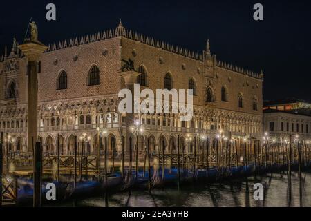 Vista panoramica notturna del Palazzo Ducale e di Piazza San Marco illuminata, Venezia, Italia Foto Stock