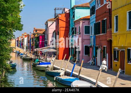 Tipiche case colorate e luminose a Burano lungo un canale, in Italia Foto Stock