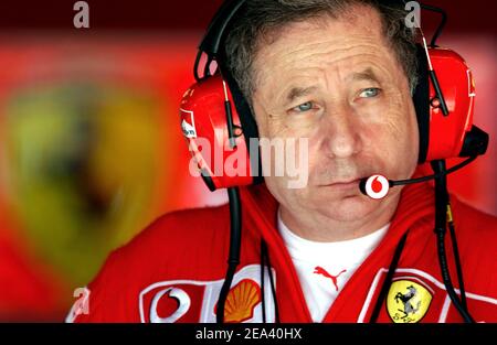 Amministratore delegato Jean Todt (Team Ferrari) durante il G.P di Barcellona, circuito Catalunya, il 7 maggio 2005. Foto di Thierry Gromik/ABACA Foto Stock