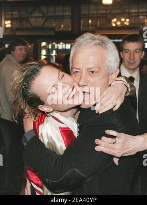 L'attore e regista francese Jean-Luc Moreau e la sua ragazza, l'attrice Mathilde Penin, alla diciannovesima cerimonia di premiazione teatrale di Molieres tenutasi al Teatro Mogador di Parigi, Francia, il 9 maggio 2005. Foto di Gorassini-Zabulon/ABACA. Foto Stock