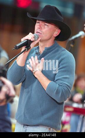 Il nuovo marito di Renee Zellweger, la stella di campagna Kenny Chesney, si esibisce dal vivo sul Plaza del Rockefeller Center come parte della Today Show Toyota Concert Series di New York della NBC, lunedì 22 novembre 2004. Foto di Nicolas Khayat/ABACA. Foto Stock