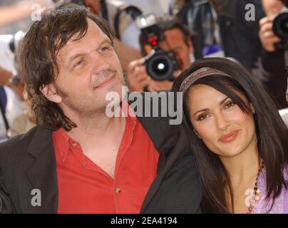 Il 11 maggio 2005, Emir Kusturica, direttore e presidente della giuria del Festival del Cinema di Cannes, nato a Sarajevo, si presenta con la giuria, l'attrice messicana Salma Hayek, per la foto call della giuria a Cannes, Francia meridionale. Foto di Hahn-Klein-Nebinger/ABACA Foto Stock