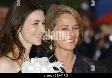 I membri del cast, l'attrice francese Charlotte Gainsbourg (L) e l'attrice britannica Charlotte Rampling arrivano per la proiezione del film 'Lemming' diretto dal regista francese Dominik Moll, che inaugura il 11 maggio 2005 il Festival Internazionale del Cinema di Cannes, a Cannes, Francia meridionale. Foto di Hahn-Klein-Nebinger/ABACA Foto Stock