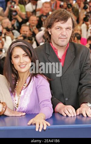 Emir Kusturica, direttore e presidente della giuria del festival nato a Sarajevo, si pone con la giuria, l'attrice messicana Salma Hayek, durante la fotocellula della giuria al 11 maggio 2005 al Festival Internazionale del Cinema di Cannes, nel sud della Francia. Foto di Hahn-Klein-Nebinger/ABACA Foto Stock