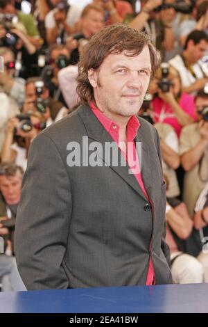 Emir Kusturica, direttore e presidente della giuria del festival, nato a Sarajevo, si presenta durante la fotocellula della giuria al 58mo Festival Internazionale del Cinema di Cannes, nel sud della Francia, il 11 maggio 2005. Foto di Hahn-Klein-Nebinger/ABACA. Foto Stock