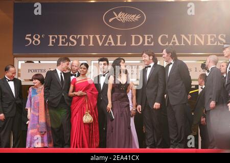 Emir Kusturica (R), direttore e presidente della giuria di Sarajevo, e Gilles Jacob (IV L), direttore della giuria (L-R), John Woo, Agnes Varda, Benoit Jacquot, attrice indiana Nandita Das, regista tedesco Fatih Akin, L'attrice messicana Salma Hayek e l'attore spagnolo Javier Bardem arrivano per la proiezione del film 'Lemming' diretto dal regista francese Dominik Moll, che inaugura il 11 maggio 2005 il Festival Internazionale del Cinema di Cannes. Foto di Hahn-Klein-Nebinger/ABACA Foto Stock