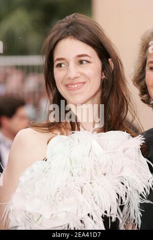 L'attrice francese e membro del cast Charlotte Gainsbourg arriva per la proiezione del film "Lemming" diretto dal regista francese Dominik Moll, che inaugura il 11 maggio 2005 il Festival Internazionale del Cinema di Cannes, a Cannes, nel sud della Francia. Foto di Hahn-Klein-Nebinger/ABACA Foto Stock