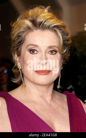 L'attrice francese Catherine Deneuve (indossando orecchini Chopard) arriva al 'le Diner de l'Ambassadeur' che si tiene al Palais des Festivals a Cannes, in Francia, il 11 maggio 2005. Foto di Hahn-Nebinger-Klein/ABACA Foto Stock