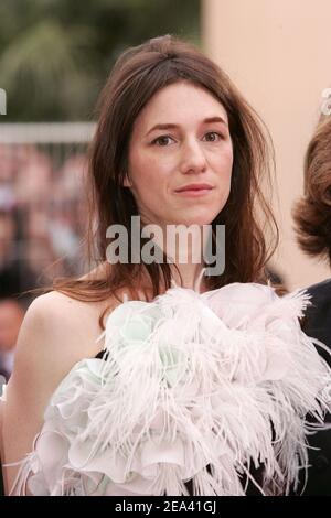 L'attrice francese e membro del cast Charlotte Gainsbourg arriva per la proiezione del film "Lemming" diretto dal regista francese Dominik Moll, che inaugura il 11 maggio 2005 il Festival Internazionale del Cinema di Cannes, a Cannes, nel sud della Francia. Foto di Hahn-Klein-Nebinger/ABACA Foto Stock