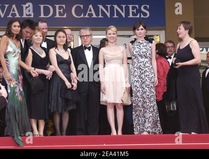 Woody Allen e Soon-Yi Previn, Scarlett Johansson, Sally Fields e Emily Mortimer arrivano per la proiezione del film 'Match Point' diretto da Woody Allen e presentato fuori concorso al 58th International Cannes Film Festival, a Cannes, Francia meridionale, il 12 maggio 2005. Foto di Hahn-Klein-Nebinger/ABACA Foto Stock