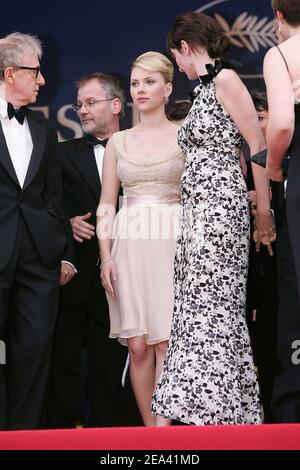 Woody Allen, Emily Mortimer e Scarlett Johansson arrivano per la proiezione del film 'Match Point' diretto da Woody Allen e presentato fuori concorso al 58esimo Festival Internazionale del Cinema di Cannes, a Cannes, Francia meridionale, il 12 maggio 2005. Foto di Hahn-Klein-Nebinger/ABACA Foto Stock