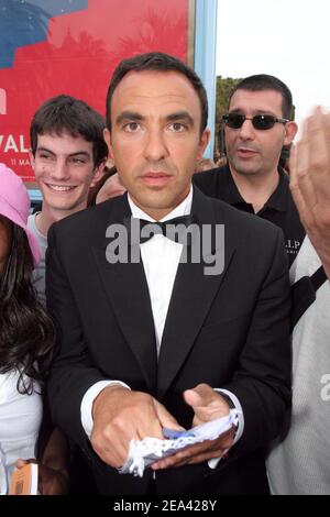 Il giornalista televisivo greco Nikos Aliagas firma un autografo al 58mo Festival di Cannes, in Francia, il 13 maggio 2005. Foto di Benoit Pinguet/ABACA. Foto Stock