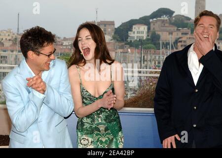 (Da L a R) gli attori statunitensi Robert Downey Jr, Michelle Monagham e Val Kilmer posano ad una fotocellula per il film del regista statunitense Shane Black "Kiss Kiss Bang Bang" nell'ambito del 58mo festival cinematografico di Cannes, a Cannes, Francia meridionale, venerdì 14 maggio 2005. Foto di Hahn-Nebinger-Klein/ABACA Foto Stock