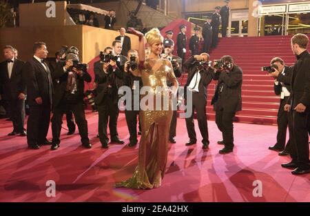 Paris Hilton arriva per la proiezione del film 'Kiss Kiss Bang Bang' diretto da Shane Black come parte del 58th International Cannes Film Festival, a Cannes, Francia meridionale, il 14 maggio 2005. Foto di Hahn-Klein-Nebinger/ABACA Foto Stock