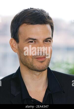 Il regista francese Francois Ozon posa durante una fotocellula per il suo ultimo film "le Temps qui Reste" al 58o Festival Internazionale del Cinema di Cannes, a Cannes, Francia meridionale, il 16 maggio 2005. Foto di Hahn-Nebinger-Klein/ABACA Foto Stock