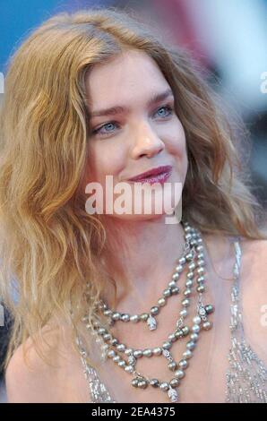 Il modello Natalia Vodianova arriva per la proiezione del film 'Joyeux Noel' diretto da Christian Carion nell'ambito del 58° Festival Internazionale del Cinema di Cannes, a Cannes, Francia meridionale, il 16 maggio 2005. Foto di Hahn-Klein-Nebinger/ABACA Foto Stock