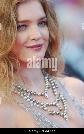 Il modello Natalia Vodianova arriva per la proiezione del film 'Joyeux Noel' diretto da Christian Carion nell'ambito del 58° Festival Internazionale del Cinema di Cannes, a Cannes, Francia meridionale, il 16 maggio 2005. Foto di Hahn-Klein-Nebinger/ABACA Foto Stock