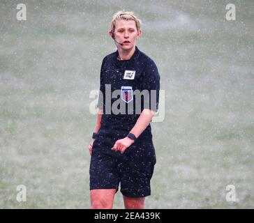 Dagenham, Regno Unito. 07 febbraio 2021. DAGENHAM, INGHILTERRA - FEBBRAIO 07: Arbitro Sarah Garratt durante Barclays fa Women's Super League tra West Ham United Women e Bristol City al Chigwell Construction Stadium il 07 febbraio 2021 a Dagenham, Inghilterra Credit: Action Foto Sport/Alamy Live News Foto Stock