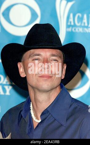 Il marito di Renee Zellweger Kenny Chesney si pone con il suo premio nella sala stampa al 40° annuale Academy of Country Music Awards tenutosi al Mandalay Bay Hotel & Casino di Las Vegas, martedì 17 maggio 2005. Foto di Nicolas Khayat/ABACA. Foto Stock