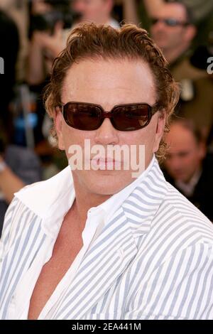 L'attore STATUNITENSE Mickey Rourke pone durante una fotocellula per i registi statunitensi Frank Miller e Robert Rodriguez film 'in City' durante la 58a edizione del Festival Internazionale del Cinema di Cannes, a Cannes, in Francia, il 18 maggio 2005. Foto di Hahn-Klein-Nebinger/ABACA. Foto Stock