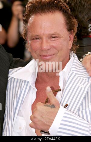 L'attore STATUNITENSE Mickey Rourke pone durante una fotocellula per i registi statunitensi Frank Miller e Robert Rodriguez film 'in City' durante la 58a edizione del Festival Internazionale del Cinema di Cannes, a Cannes, in Francia, il 18 maggio 2005. Foto di Hahn-Klein-Nebinger/ABACA. Foto Stock