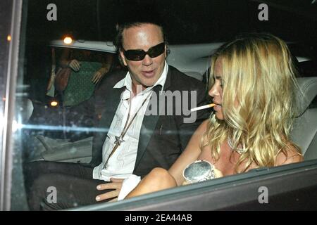 L'attore statunitense Mickey Rourke e la sua nuova ragazza, l'attrice francese Agathe de la Fontaine, lasciano il Palais des Festivals durante il 58° Festival Internazionale del Cinema di Cannes, a Cannes, Francia meridionale, il 18 maggio 2005. Foto di Hahn-Nebinger-Klein/ABACA Foto Stock