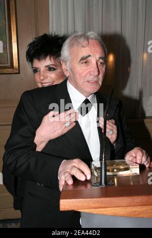 L'attrice E cantante STATUNITENSE Liza Minnelli è salutata dal cantante francese Charles Aznavour dopo aver ricevuto una palma d'onore dal direttore del festival Gilles Jacob durante un pranzo tenuto al Carlton Hotel di Cannes durante il 58° Festival Internazionale del Cinema di Cannes, in Francia, il 18 maggio 2005. Foto di Benoit Pinguet/ABACA. Foto Stock