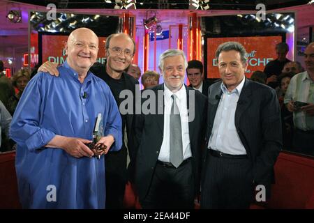 (L-R) giornalista francese Jean-Pierre Coffe, fumettista belga Philippe Geluck, Yves Coppens, professore presso il Collegio di Francia e paleontologo riconosciuto, e presentatore televisivo Michel Drucker durante la registrazione del talk show di Drucker "Vivement Dimanche" allo Studio Gabriel di Parigi, Francia, il 18 maggio 2005. La mostra è dedicata a Yves Coppens e sarà trasmessa domenica 22 maggio 2005. Foto di Jean-Jacques Datchary/ABACA Foto Stock