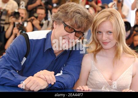 Il regista tedesco Wim Wenders e l'attrice canadese Sarah Polley posano durante una fotocellula per il film di Wender 'Don't come knocking' durante la 58a edizione del Festival Internazionale del Cinema di Cannes, a Cannes, in Francia, il 19 maggio 2005. Foto di Hahn-Nebinger-Klein/ABACA. Foto Stock