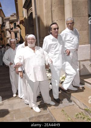 Jacques Perrin, Carlos e Philippe Lavil arrivano alla chiesa di Saint-Tropez, Francia meridionale, il 19 maggio 2005, per assistere a una messa in onore del produttore francese Eddie Barclay. Foto di Holubowicz-Klein/ABACA. Foto Stock