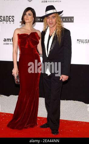 John Galliano e Paz Vega partecipano al party amfAR 'Cinema Against Aids 2005' al Moulin de Mougins durante il 58° Festival Internazionale del Cinema di Cannes a Mougins, in Francia, il 19 maggio 2005. Foto di Hahn-Nebinger-Klein/ABACA Foto Stock