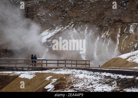 Persone non riconosciute nel campo geotermico Gunnuhver nella Penisola di Reykjanes In Islanda Foto Stock