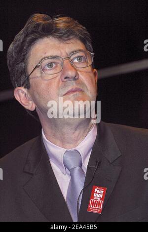 Jean-Luc Melenchon, 'parti Socialiste', durante la riunione più importante per il 'no' voto per il prossimo referendum sulla costituzione europea, tenuto da comunisti, socialisti e leader sindacalisti a Montpellier, in Francia, il 20 maggio 2005. Foto di Gerald Holubowicz/ABACA. Foto Stock