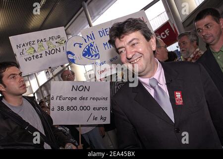 Jean-Luc Melenchon, 'parti Socialiste', durante la riunione più importante per il 'no' voto per il prossimo referendum sulla costituzione europea, tenuto da comunisti, socialisti e leader sindacalisti a Montpellier, in Francia, il 20 maggio 2005. Foto di Gerald Holubowicz/ABACA. Foto Stock