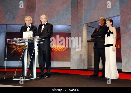 "I registi belgi Jean-Pierre e Luc Dardenne ricevono da Hilary Swank e Morgan Freeman il Palme d'Or del miglior film per il loro film ''l'Enfant'' durante la 58a cerimonia di premiazione del Festival Internazionale del Cinema di Cannes, tenutasi il 21 maggio 2005 al Palais des Festivals a Cannes, Francia. Foto di Hahn-Nebinger-Klein/ABACA.' Foto Stock