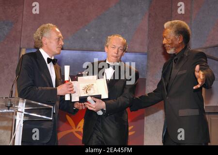 I registi belgi Jean-Pierre e Luc Dardenne ricevono da Morgan Freeman il Palme del miglior film per il loro film 'l'Enfant' durante la 58a cerimonia di premiazione del Festival Internazionale del Cinema di Cannes, tenutasi il 21 maggio 2005 al Palais des Festivals a Cannes, in Francia. Foto di Hahn-Nebinger-Klein/ABACA. Foto Stock