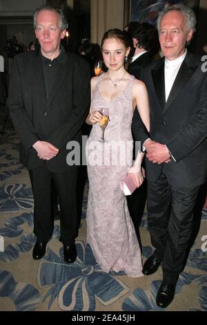 I registi belgi Jean-Pierre Dardenne e Luc Dardenne con l'attrice francese Deborah Francois partecipano ad un ristorante che si è tenuto al Carlton Hotel durante il 58° Festival Internazionale del Cinema di Cannes, a Cannes, in Francia, il 18 maggio 2005. Foto di Benoit Pinguet/ABACA. Foto Stock