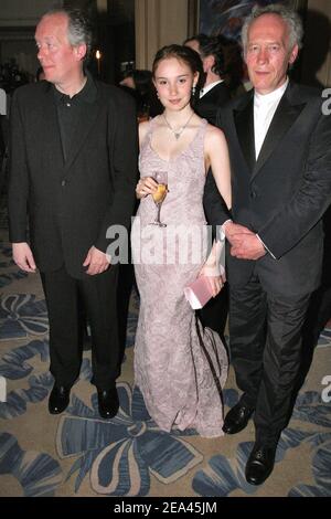 I registi belgi Jean-Pierre Dardenne e Luc Dardenne con l'attrice francese Deborah Francois partecipano ad un ristorante che si è tenuto al Carlton Hotel durante il 58° Festival Internazionale del Cinema di Cannes, a Cannes, in Francia, il 18 maggio 2005. Foto di Benoit Pinguet/ABACA. Foto Stock