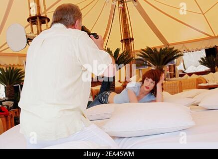 ESCLUSIVA - attrice e modella Milla Jovovich si propone per una foto di moda del fotografo francese Andre Rau al 'Nikki Beach Carlton' durante il 58o Festival Internazionale del Cinema di Cannes, a Cannes, in Francia, il 21 maggio 2005. Foto di Benoit Pinguet/ABACA. Foto Stock