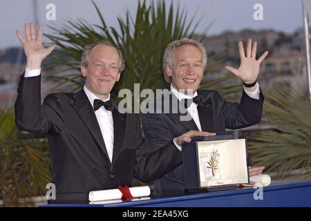 I registi belgi Luc Dardenne (L) e suo fratello Jean-Pierre Dardenne con il Palme d'Or, il primo premio per il loro film 'l'Enfant' alla fotocellula per 'De Laureats' al Palais durante il 58o Festival Internazionale del Cinema di Cannes il 21 maggio 2005 a CA Foto Stock