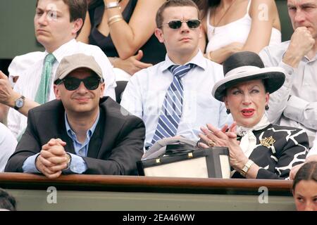 Il presidente della commissione francese Genevieve de Fontenay e suo figlio Xavier de Fontenay partecipano alla partita tra Richard Gasquet francese e Peter Wessels olandese all'Open francese allo stadio Roland Garros di Parigi, Francia, il 25 maggio 2005. Foto di Gorassini-Zabulon/ABACA. Foto Stock