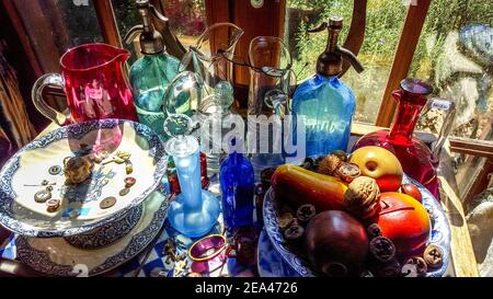 Un'inquadratura ad alto angolo di una varietà di oggetti in un mercato delle pulci catturato in una giornata di sole Foto Stock