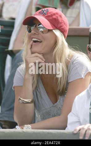 La presentatrice televisiva francese Sophie Favier partecipa alla partita tra i giocatori francesi Amelie Mauresmo e Alize Cornet nel secondo round del French Open allo stadio Roland Garros di Parigi, in Francia, il 26 maggio 2005. Foto di Gorassini-Zabulon/ABACA. Foto Stock